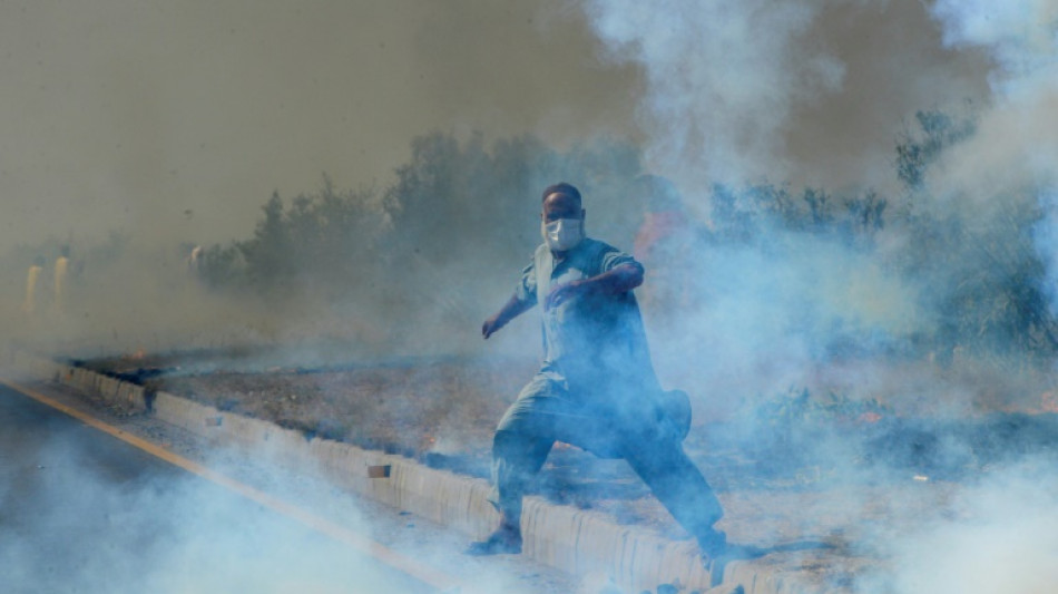 Pakistan: Imran Khan met fin &agrave; sa "longue marche", continue d'exiger des &eacute;lections