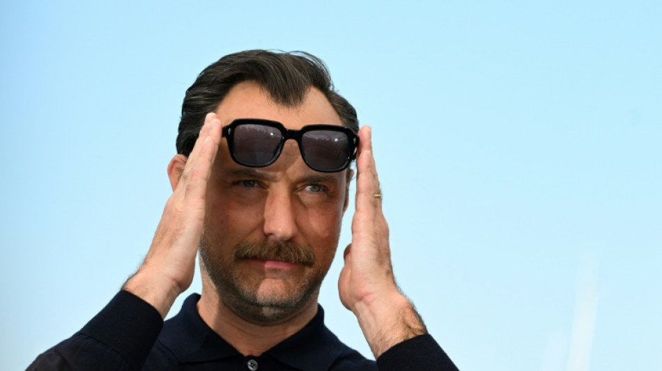 Monarquia brit&acirc;nica &eacute; 'como um teatro', diz ator Jude Law