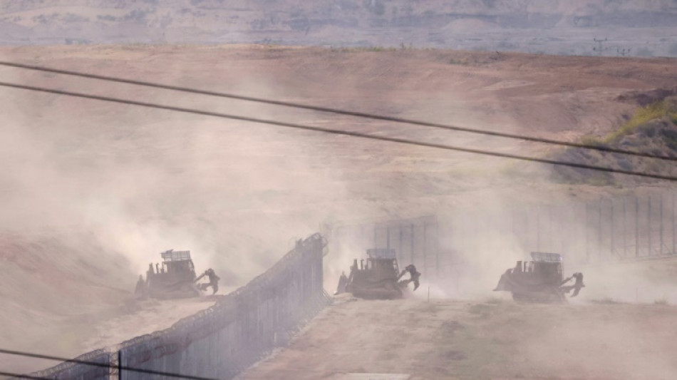 Tanques israelenses avan&ccedil;am pela periferia da cidade de Gaza