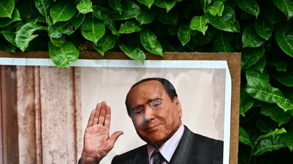 Milhares de pessoas prestam sua &uacute;ltima homenagem a Berlusconi 