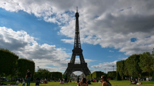 Polic&iacute;a evac&uacute;a la Torre Eiffel por alerta de seguridad