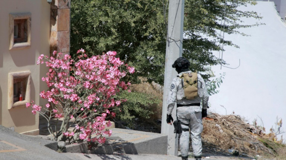Familiares y compa&ntilde;eros de escuela homenajean a ni&ntilde;as asesinadas en el mexicano Sinaloa