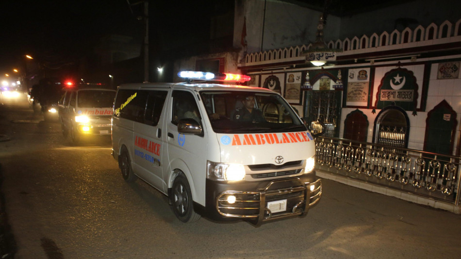 Bangladesh, si schianta aereo militare su scuola, 16 morti