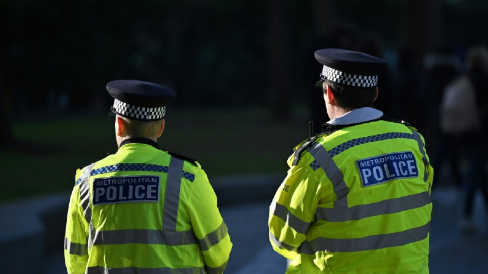 Londres: des policiers d&eacute;posent leur arme apr&egrave;s une inculpation, les militaires en renfort