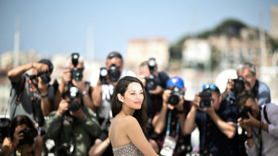 Artistas francesas como Huppert y Cotillard se cortan un mech&oacute;n en solidaridad con Ir&aacute;n