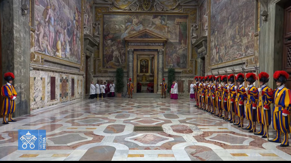 Al via la processione, cardinali verso la Cappella Sistina