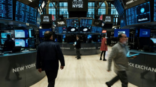 Wall Street dans le rouge apr&egrave;s une modeste hausse des taux de la Fed