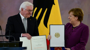 H&ouml;chster Verdienstorden an Merkel - Steinmeier ehrt "beispiellose" Politikerin