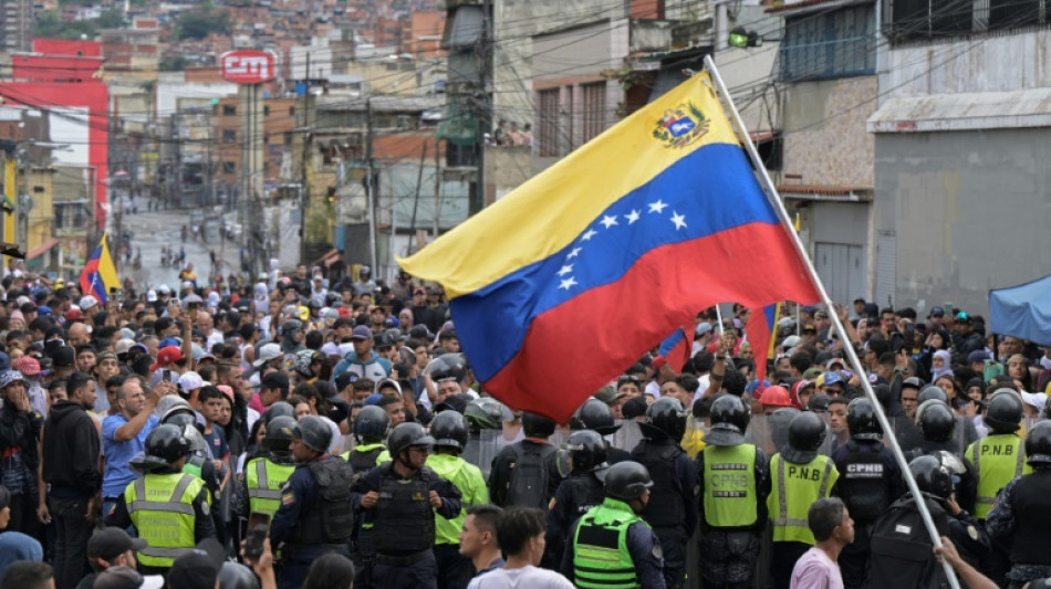 Oposi&ccedil;&atilde;o da Venezuela protesta contra reelei&ccedil;&atilde;o de Maduro que se blinda