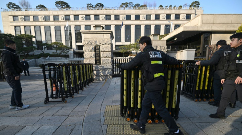 Presidente destitu&iacute;do da Coreia do Sul resiste a prestar depoimento em processo por decretar lei marcial