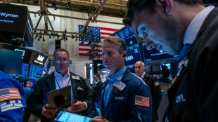 Wall Street finit en baisse, les r&eacute;sultats contrast&eacute;s incitent &agrave; la prudence