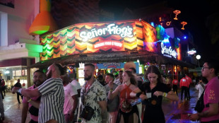 Affluence de jeunes Am&eacute;ricains sur les plages de Cancun malgr&eacute; l'alerte de Washington