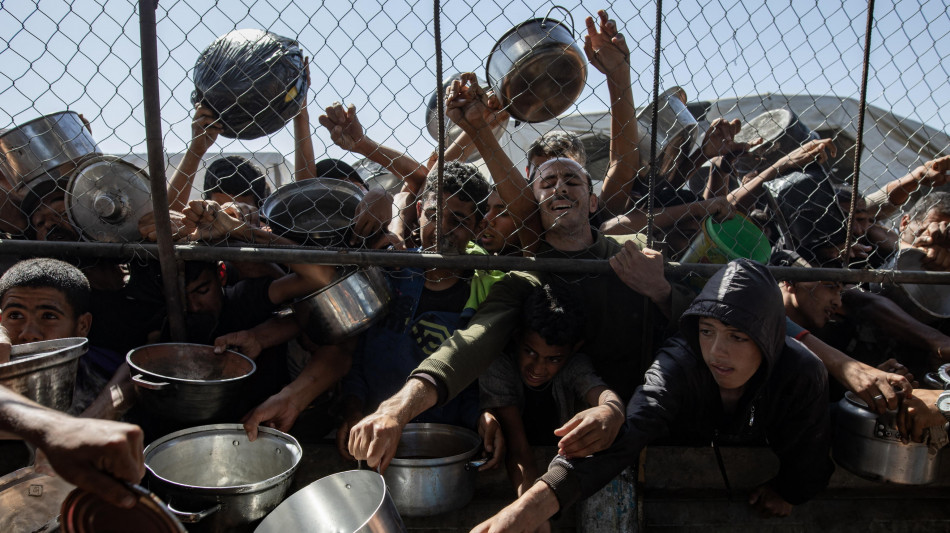 Hamas, 32 palestinesi uccisi mentre aspettavano gli aiuti