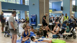 Incendies en Gr&egrave;ce: l'a&eacute;roport de Rhodes, un campement improvis&eacute; pour touristes d&eacute;sempar&eacute;s