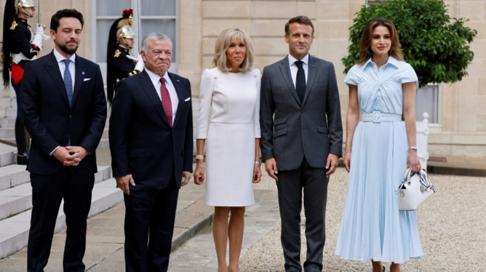Le couple Macron re&ccedil;oit le roi et la reine de Jordanie