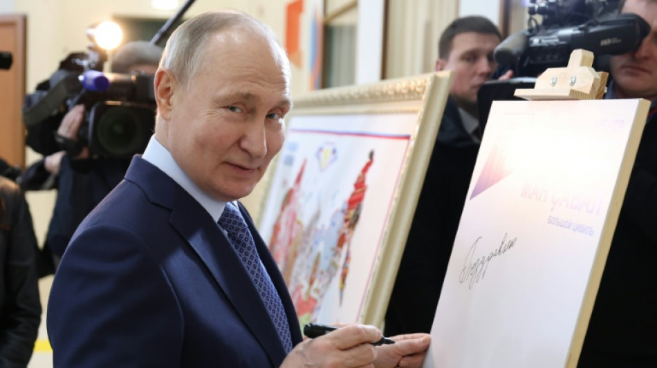 Putin elogia a&ccedil;&atilde;o do Ex&eacute;rcito na Ucr&acirc;nia; EUA anuncia novas san&ccedil;&otilde;es