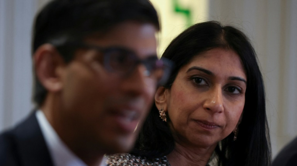 La ministra brit&aacute;nica de Interior niega haber buscado trato de favor tras un exceso de velocidad