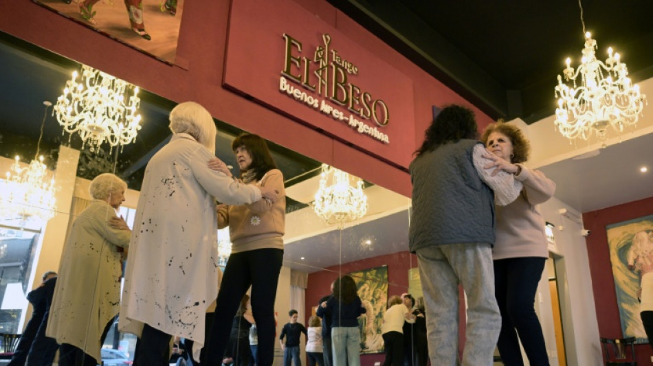 Dançar tango, terapia inovadora na Argentina contra sintomas de Parkinson
