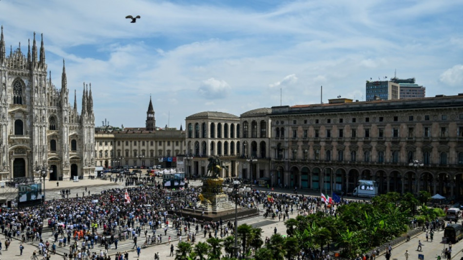 Tausende Menschen versammeln sich in Mailand zu Staatsbegr&auml;bnis von Berlusconi