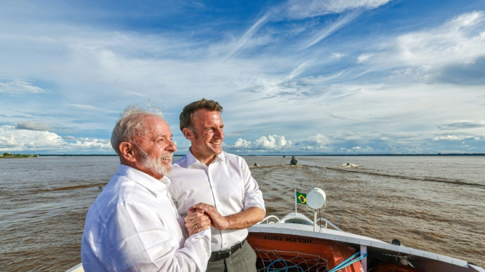 "C'en &eacute;tait un!": Macron r&eacute;pond aux m&egrave;mes sur ses photos de "mariage" avec Lula