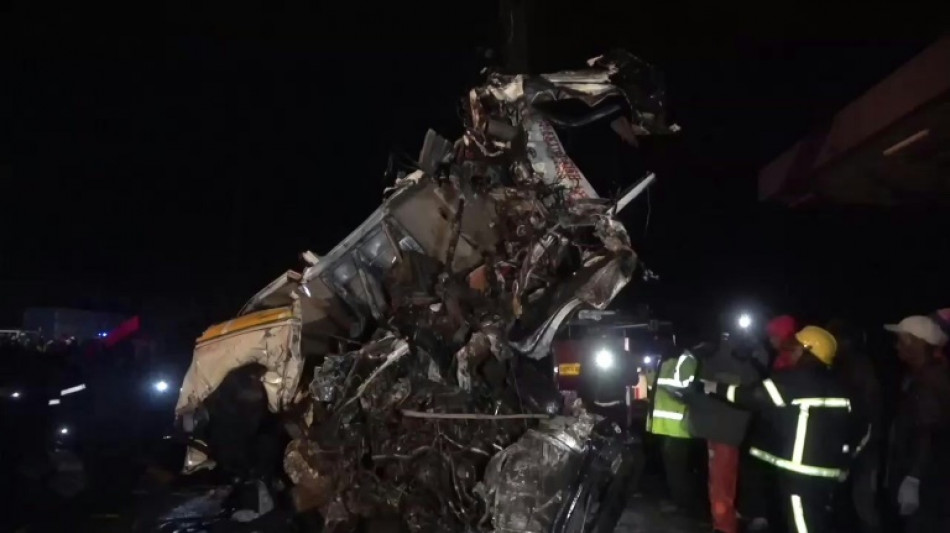 Acidente rodovi&aacute;rio deixa ao menos 48 mortos no Qu&ecirc;nia, diz pol&iacute;cia