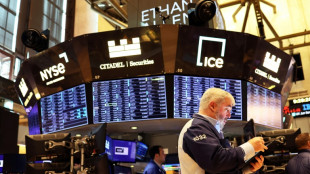 Wall Street ouvre en baisse, attentiste avant la saison des r&eacute;sultats
