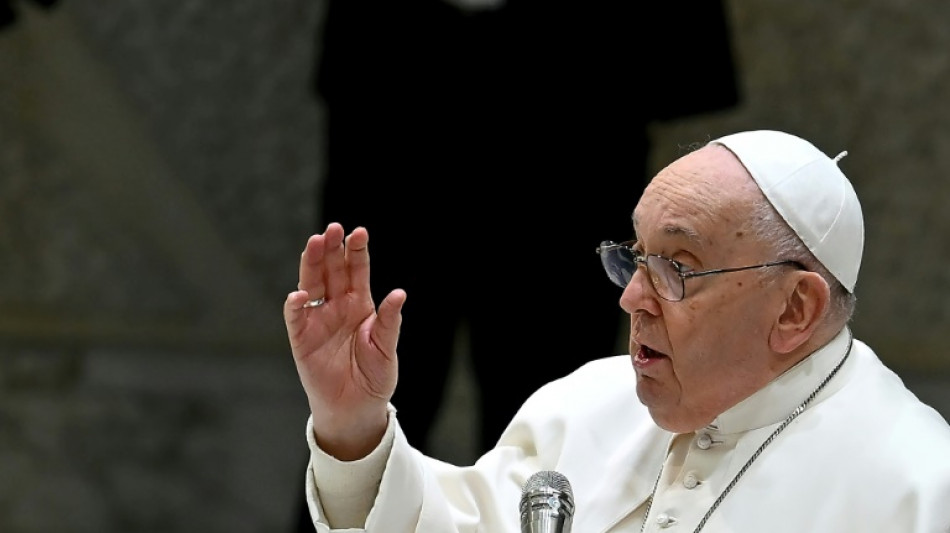 El papa defiende la bendici&oacute;n a las "personas" y no a la "uni&oacute;n" de parejas homosexuales