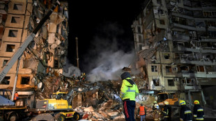 Frappe russe meurti&egrave;re &agrave; Dnipro: les secours ukrainiens cessent les recherches, 45 morts