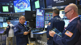 Wall Street en baisse, s'inqui&egrave;te d'un rapport sur l'emploi jug&eacute; trop bon