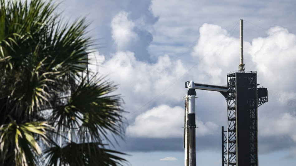 La mission de SpaceX pr&eacute;voyant la premi&egrave;re sortie spatiale priv&eacute;e report&eacute;e sine die