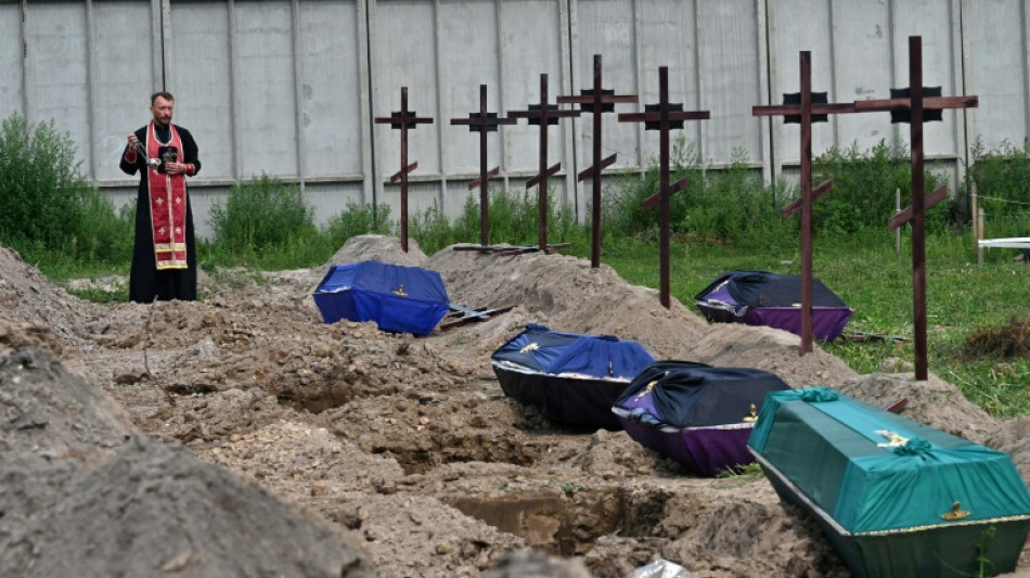 Boutcha, la ville-martyre ukrainienne, enterre ses morts non identifi&eacute;s