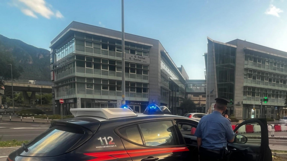 Spari in parcheggio centro commerciale, panico tra la gente