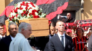 Baresi: gli ex compagni portano la bara all'uscita dalla basilica