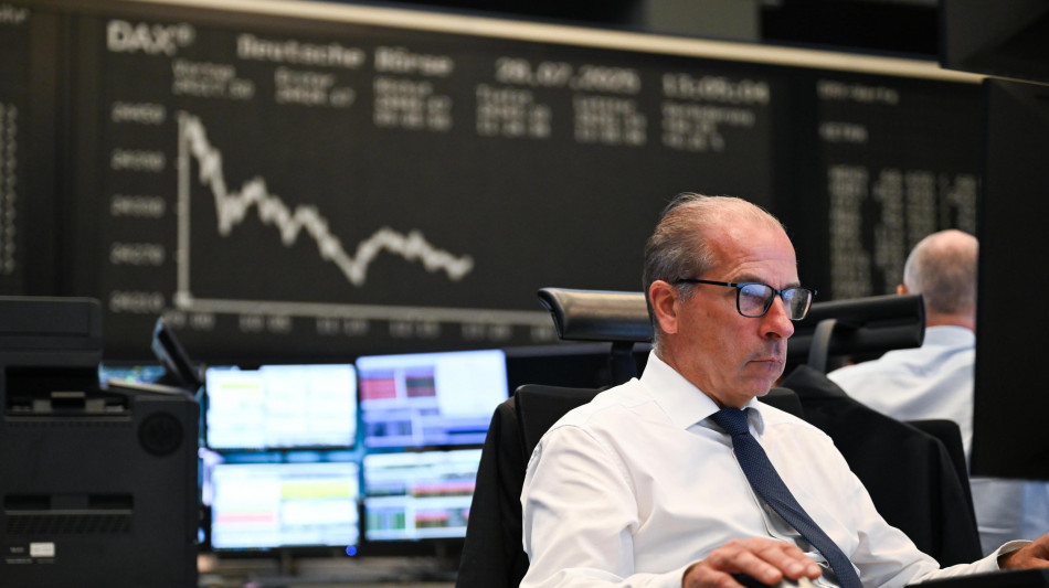 Borsa: Europa in calo, Parigi -1,6% sotto pressione