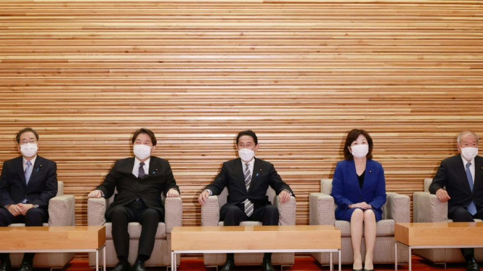 Primer ministro japon&eacute;s cambia gabinete ante baja en aprobaci&oacute;n