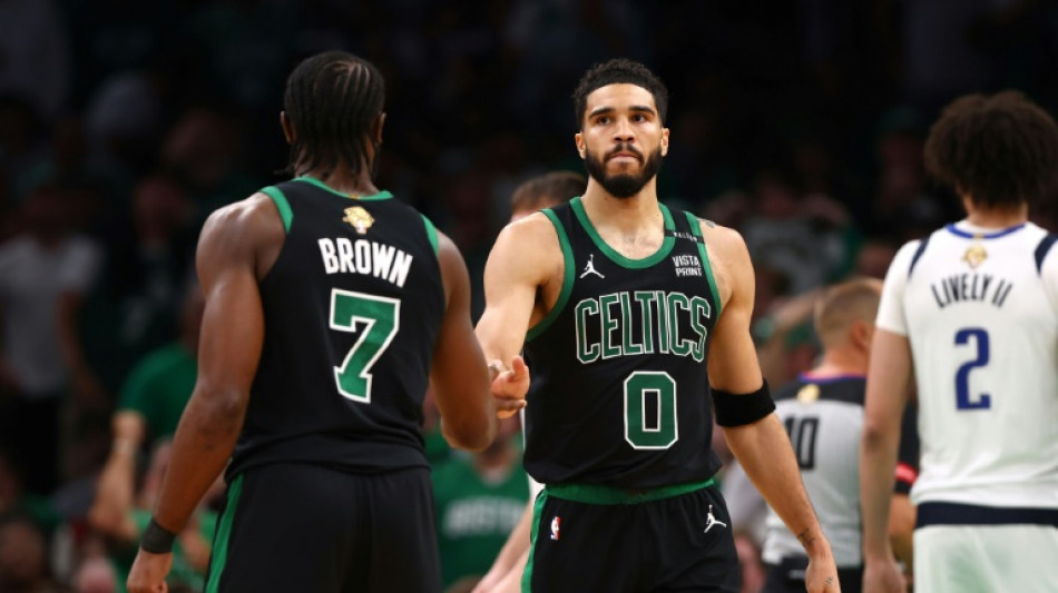 Finale NBA: Boston contient un Dallas maladroit et m&egrave;ne 2-0