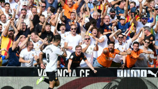 Valencia vence Atl&eacute;tico de Madrid (3-0) e &eacute; quinto no Espanhol