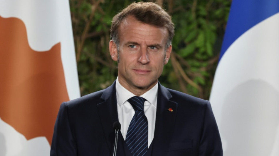 Macron recibe al expresidente franc&eacute;s Sarkozy antes de su entrada en prisi&oacute;n