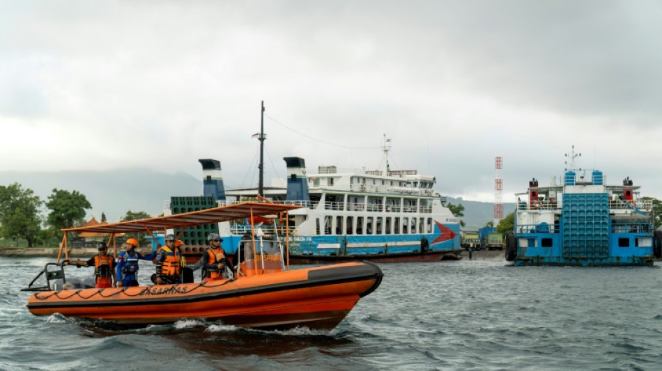Indonésie : les secouristes étendent les recherches après le naufrage d'un ferry