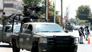 Militares mexicanos resguardan la funeraria donde es velado el narco "El Mencho"