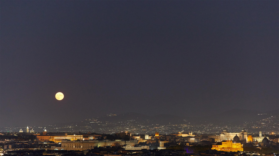 In arrivo la miniluna, la Luna piena più distante del 2025