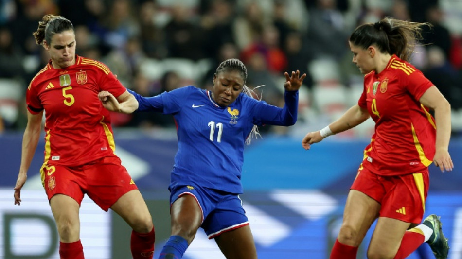 Foot: les Bleues une nouvelle fois surclass&eacute;es par l'Espagne