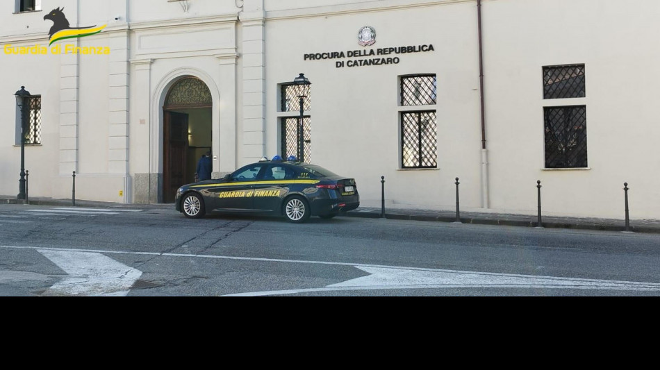 Corruzione per appalti sanit&agrave; in Calabria, tre arresti