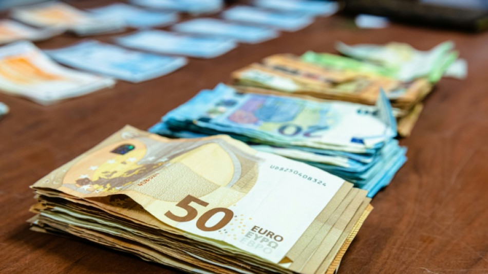 Mann aus Bayern &uuml;berweist &uuml;ber Monate hunderttausend Euro an Anlagebetr&uuml;ger