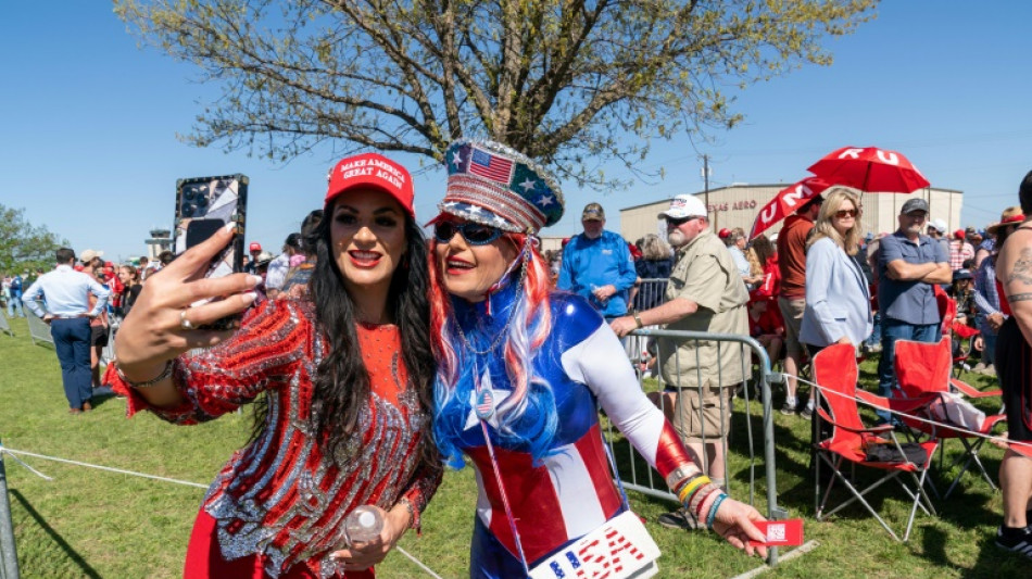 En Waco, Texas, defienden a su l&iacute;der: "Dios, armas y Trump"