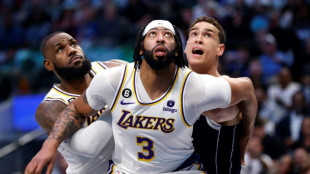 Lakers rally to top Mavericks, Bucks edge Suns for 14th straight win