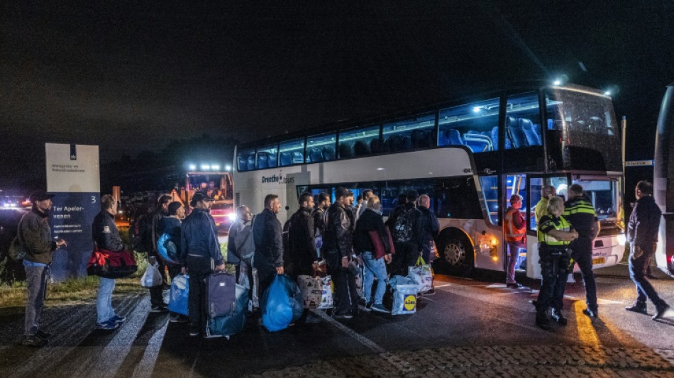 Hunderte Fl&uuml;chtlinge in Niederlande von &uuml;berf&uuml;lltem Aufnahmezentrum fortgebracht
