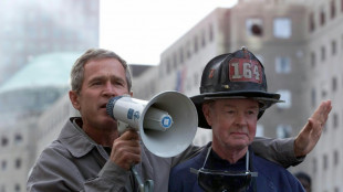 Bombero del 11-S que pos&oacute; con Bush en fotos ic&oacute;nicas muere a los 91 a&ntilde;os