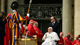 Papa Francisco aparece de surpresa na missa do Domingo de Ramos