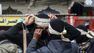 Volunt&aacute;rios tentam manter a ordem na cidade palestina de Rafah, devastada pela guerra